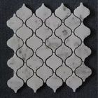 白く黒いペニーの灰色のモザイク床のタイル、さまざまなパターン石造りの煉瓦モザイク・タイル