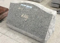 90度の磨かれた表面の上の灰色の花こう岩の記念の墓石