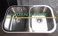 銀製のステンレス鋼の洗面器、簡単な流しの適当な洗面所および台所