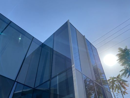 六角形の中心の軽量の大理石/石灰岩のアルミニウム蜜蜂の巣の石の版